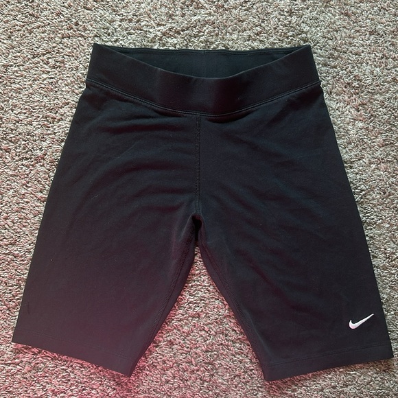 Nike women’s high waisted biker shorts - Picture 4 of 7